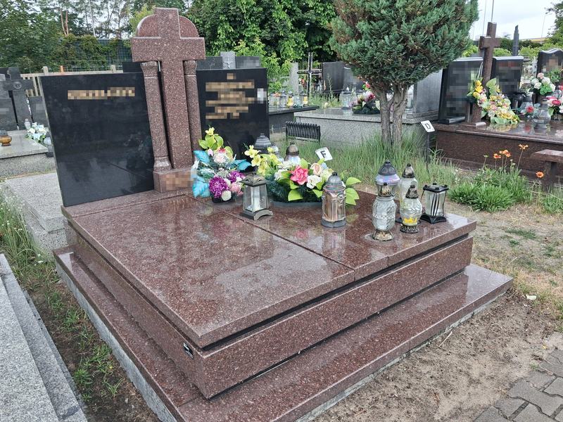Brązowy nagrobek granitowy podwójny z centralnym krzyżem