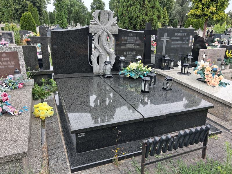 Czarny nagrobek granitowy podwójny z rzeźbionym motywem krzyża