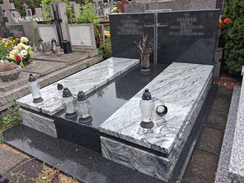 Nagrobek granitowy podwójny w szaro-czarnej tonacji z centralnym krzyżem