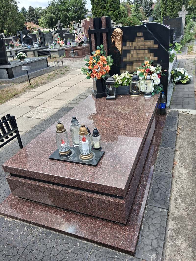 Brązowy nagrobek granitowy pojedynczy z czarną płytą napisową