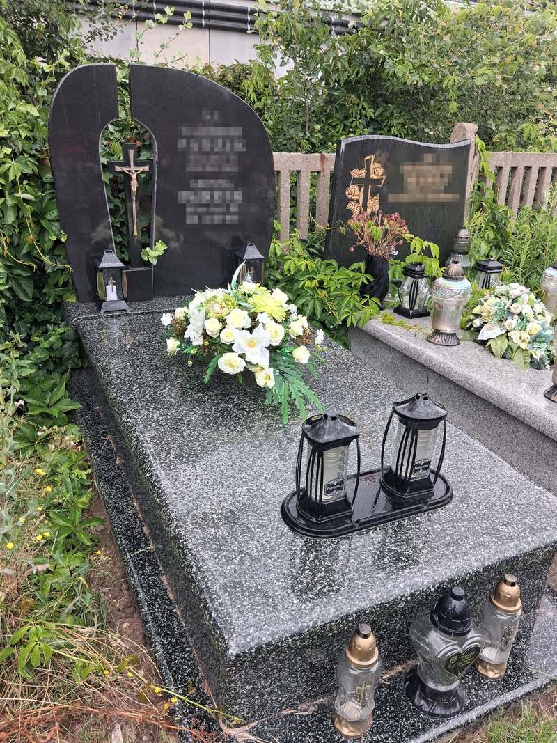 Nagrobek granitowy pojedynczy z czarną łukową płytą i krzyżem