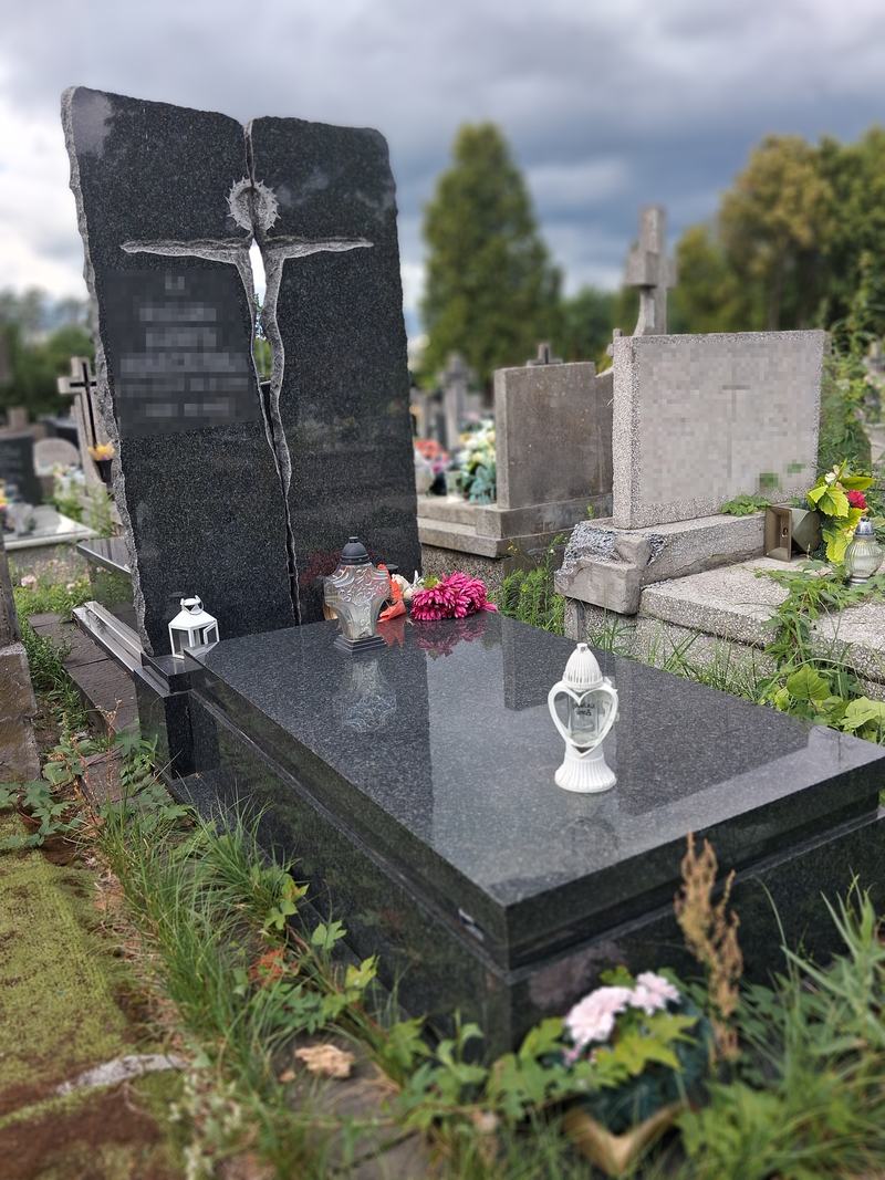 Czarny nagrobek granitowy pojedynczy z naturalną krawędzią i krzyżem