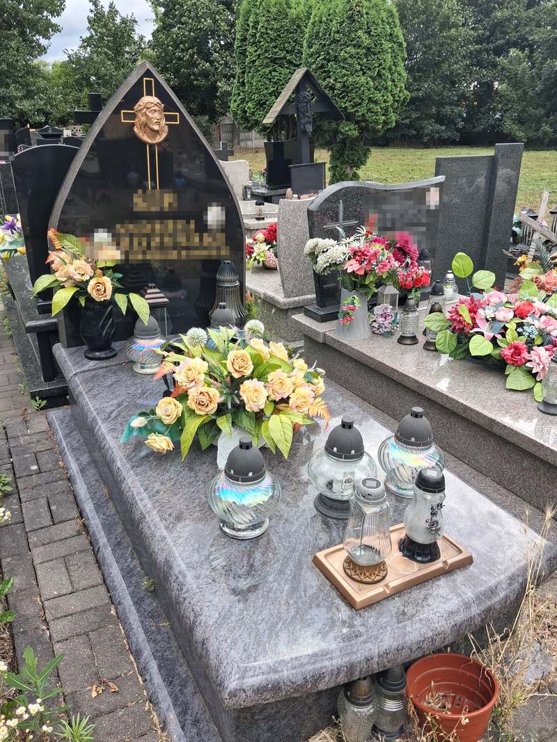 Nagrobek granitowy pojedynczy z czarną płytą i rzeźbą Chrystusa