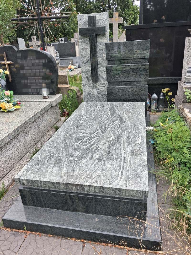 Nagrobek granitowy pojedynczy w szarej tonacji z nowoczesnym krzyżem